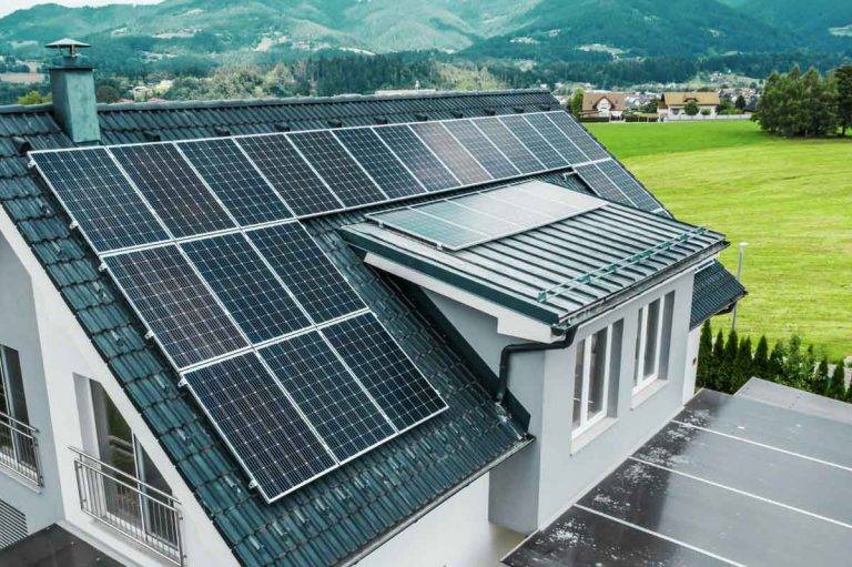 Haus mit vielen Solarpaneelen auf dem Dach – Reinigungskonzepte Cottbus übernimmt die Wartung & Pflege der Anlage.
