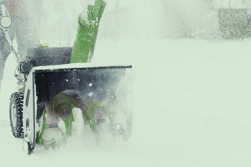 Reinigungskonzepte Heidenau nutzt moderne elektrische Schneeschleuder für schnee- und eisfreie Flächen & Ergebnisse.
