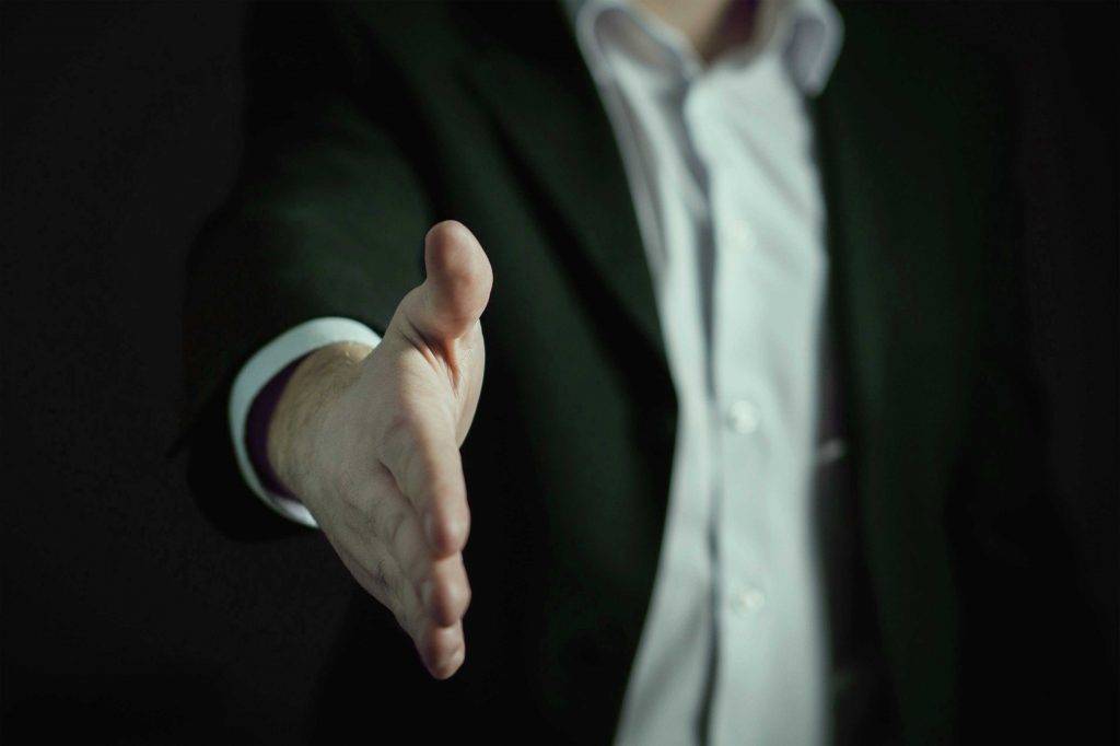 Die ausgestreckte Hand symbolisiert den Vertragsabschluss mit Reinigungskonzept Wesel und unser Qualitätsversprechen.