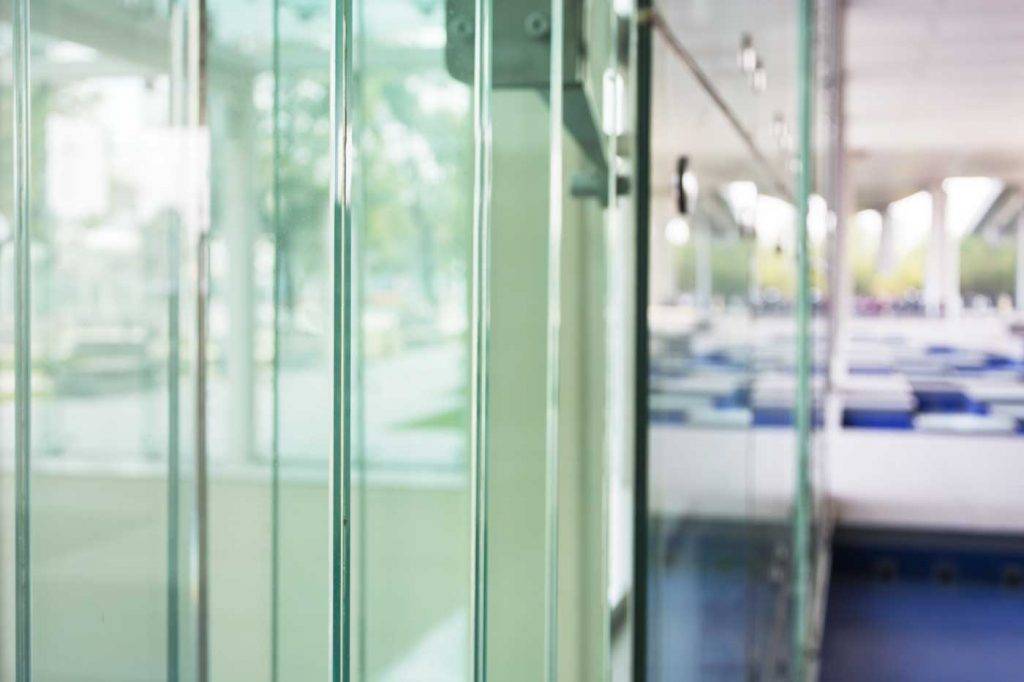 Mehrfach verglaste Eingangstür in Nahaufnahme – Reinigungskonzepte Düsseldorf sorgt für streifenfreie Glasscheiben.